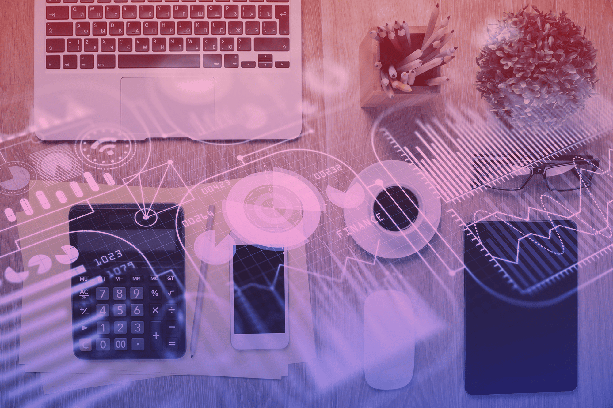 exposicion-multiple-del-tema-de-la-tecnologia-dibujando-sobre-la-mesa-con-el-telefono-vista-superior-concepto-de-alta-tecnologia 1